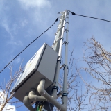 Высокая трубостойка с двумя воздушными линиями на 380 в и 220 в.