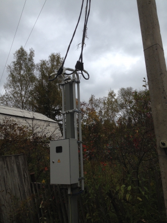 Лесной Солнечногорский район.Три ввода к дому. Два воздушных и один подземный.