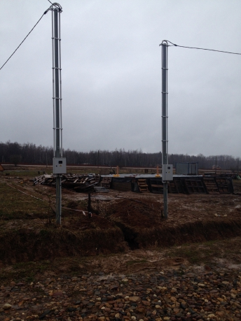 Установка двух высоких стоек. Столб через дорогу от участка.
