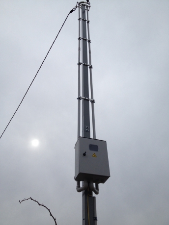 Голубое Солнечногорский район. Монтировали высокую трубостойку около грани